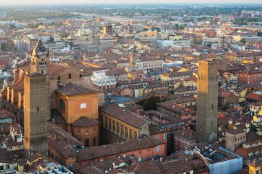 Basilica san petronio ve Bologna şehir kuleleri