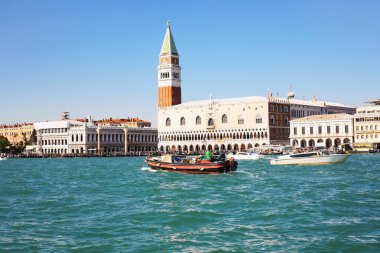 San Marco Havzası'ndan Doge Sarayı görünümünü