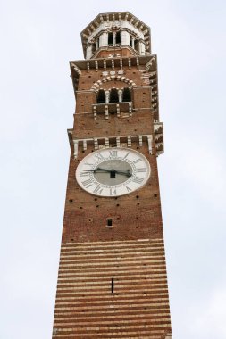 Torre dei Lamberti, Verona yüksek kulede