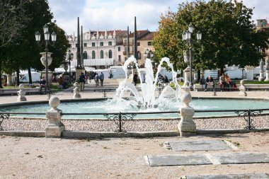 Çeşme kare Prato della Valle Padua üzerinde
