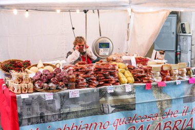 Calabria semt pazarı üzerinde gelen yerel yemekler