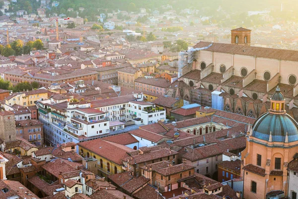 Daire buildinds Bologna şehir görünümünü yukarıda — Stok fotoğraf