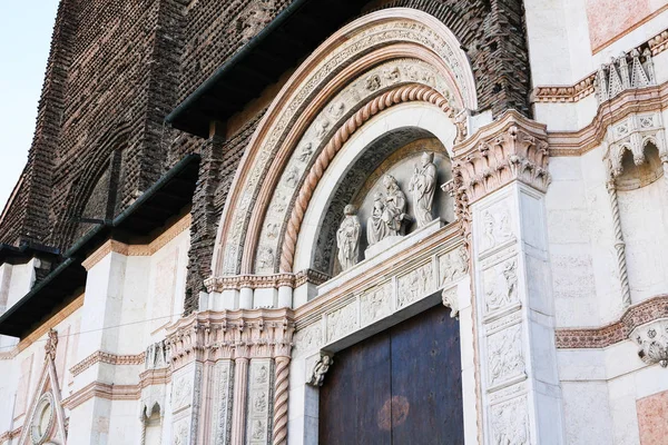 Porten till basilikan San Petronio i Bologna — Stockfoto