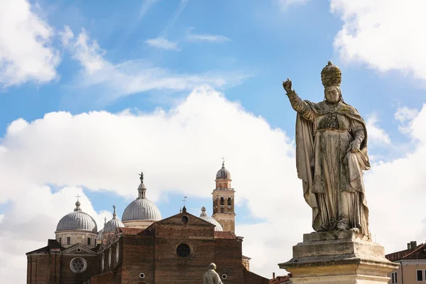 Heykel ve Basilica Santa Giustina Padua yılında — Stok fotoğraf