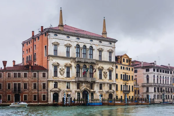 Wet palaces in Venice in autumn rain — Stock Photo, Image