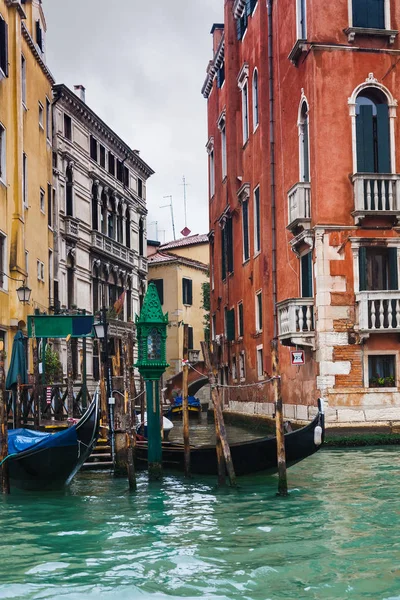 Mooring of gondolas near houses in Venice in rain — Stock Photo, Image