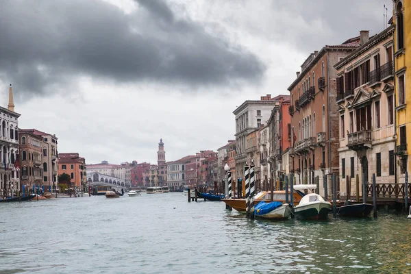 Nuages gris sur le Grand Canal à Venise sous la pluie — Photo