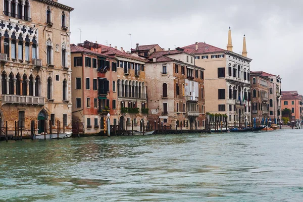Palais humides sur le Grand Canal à Venise sous la pluie — Photo
