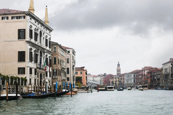 Yağmur Venedik şehrinde büyük kanal üzerindeki saraylar — Stok fotoğraf