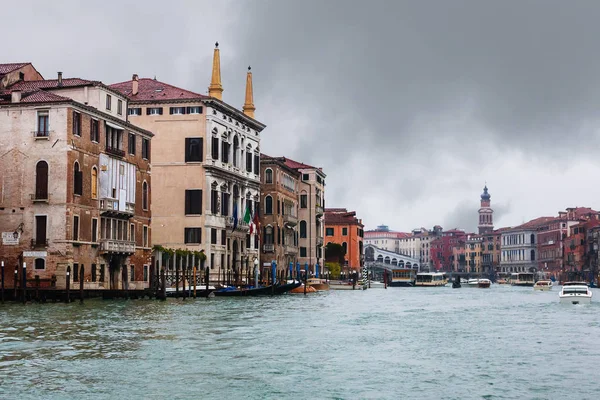 Palaces and Rialto Bridge on Grand Canal in rain — Stock Photo, Image