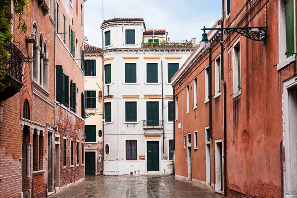 Calle mojada en Venecia ciudad bajo la lluvia — Foto de Stock