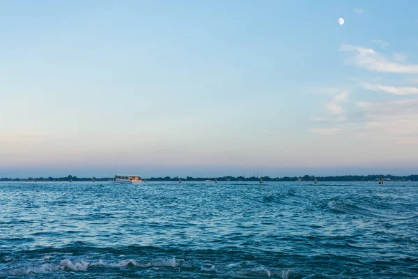 Céu azul à noite sobre a bacia de São Marcos em Veneza — Fotografia de Stock
