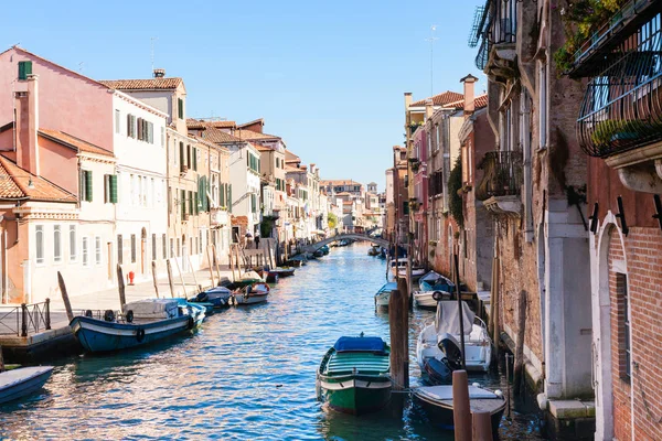 Canal y apartamentos en Cannaregio en Venecia — Foto de Stock