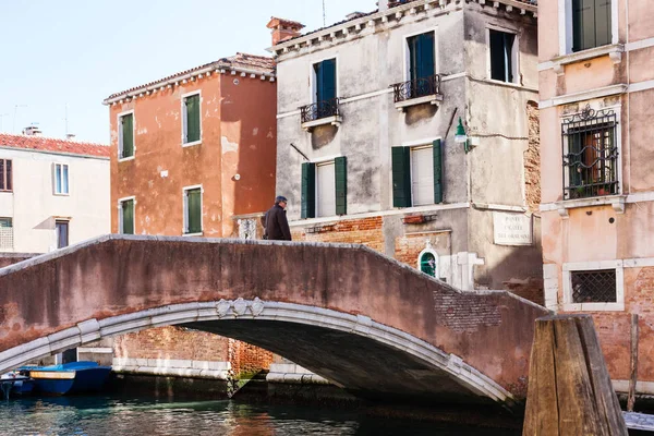 Brigde in Cannaregio sestieri in Venice — Stok fotoğraf