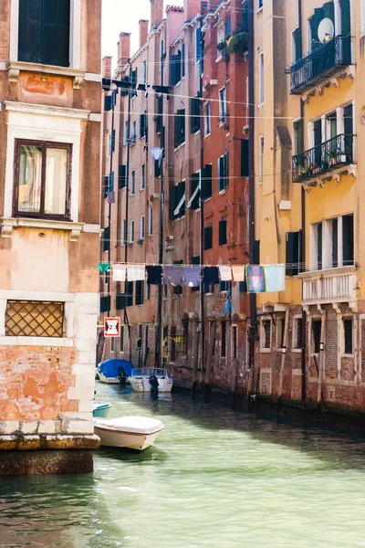 Cannaregio kısmından Venedik evlerde yaşayan — Stok fotoğraf