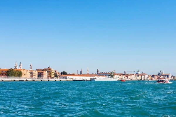 Vista della città di Venezia dal canale della Giudecca — Foto Stock