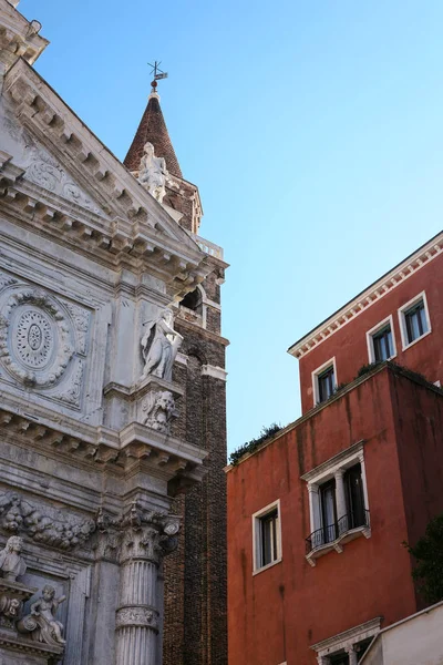 Facciata di chiesa e casa a Venezia — Foto Stock