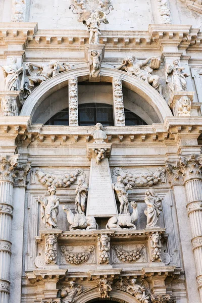 Estátua de Vincenzo Fini na igreja fachada — Fotografia de Stock
