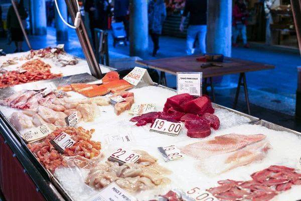 Vis en zee voedsel op ijs in markt in Venetië stad — Stockfoto
