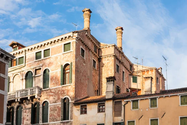 Venedik şehir eski yaşam evleri — Stok fotoğraf