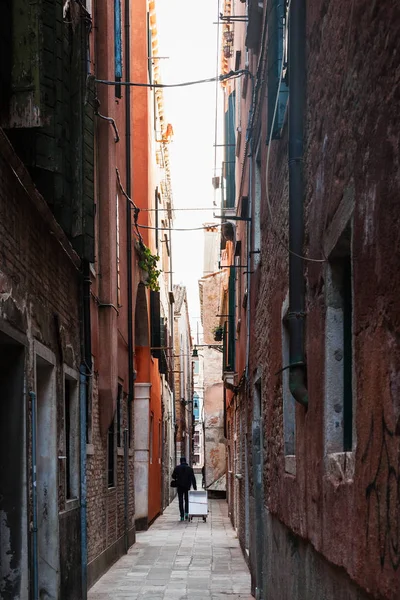 Venedik şehir tarihi alanında dar sokak — Stok fotoğraf
