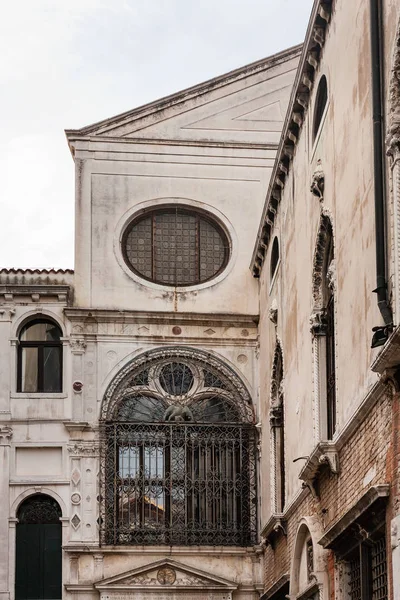 Antiguo palacio en Venecia ciudad — Foto de Stock