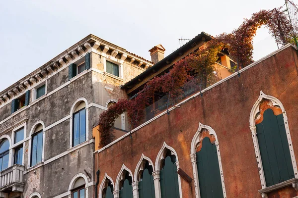 Facciate di case nella città di Venezia — Foto Stock