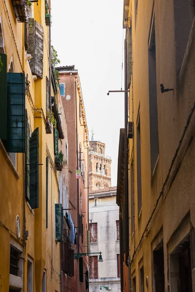 Wąskiej uliczce w dzielnicy centrum Wenecji miasto — Zdjęcie stockowe