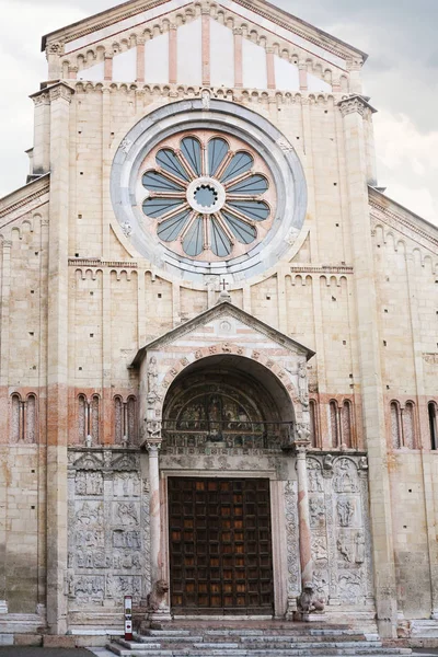 Vista frontal de la iglesia de San Zeno en la ciudad de Verona — Foto de Stock
