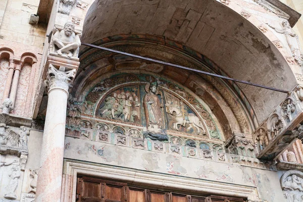 Dekoration der Fassade der Basilika San Zeno, Verona — Stockfoto