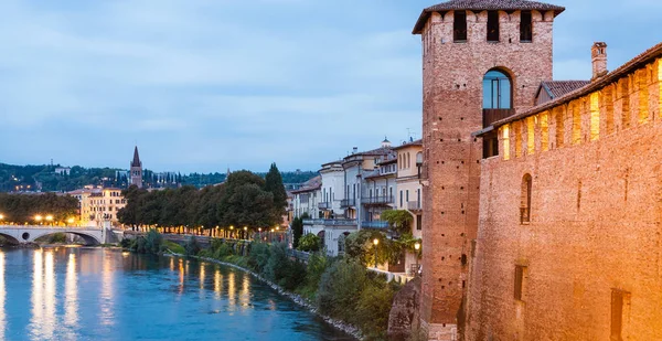 Front de mer de la rivière Adige à Vérone en soirée — Photo