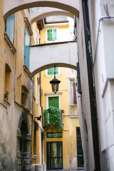 Rua estreita no centro histórico de Verona — Fotografia de Stock
