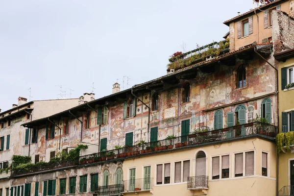 Mittelalterliches Haus an der piazza delle erbe in verona — Stockfoto