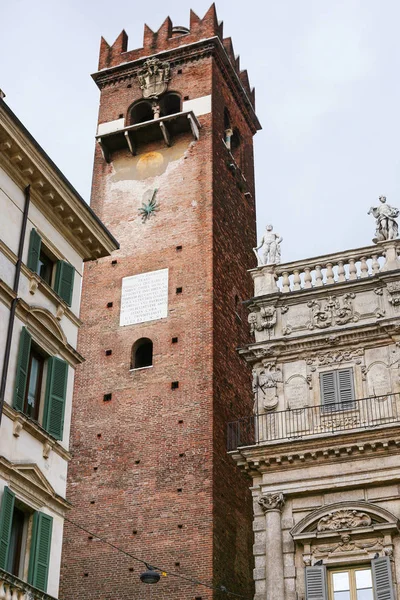 Tower near Piazza delle Erbe i Verona — Stok fotoğraf