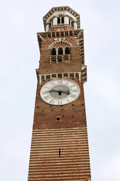 Torre dei Lamberti, hoge toren in Verona — Stockfoto