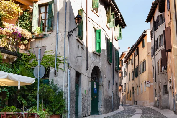 Oude huizen in de straat in de stad Verona — Stockfoto