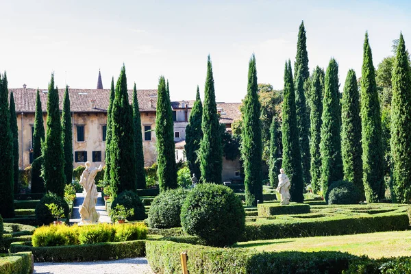 Вид на дворец и сад Джусти в Вероне — стоковое фото
