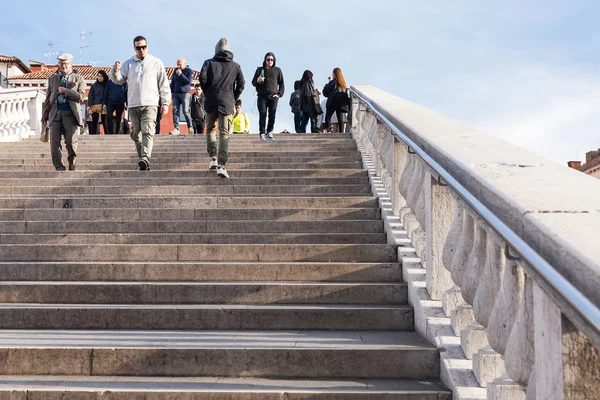 Turister gå över bron i hjärtat av Venedig — Stockfoto