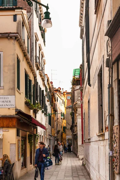 Турист на улице в центре Венеции — стоковое фото