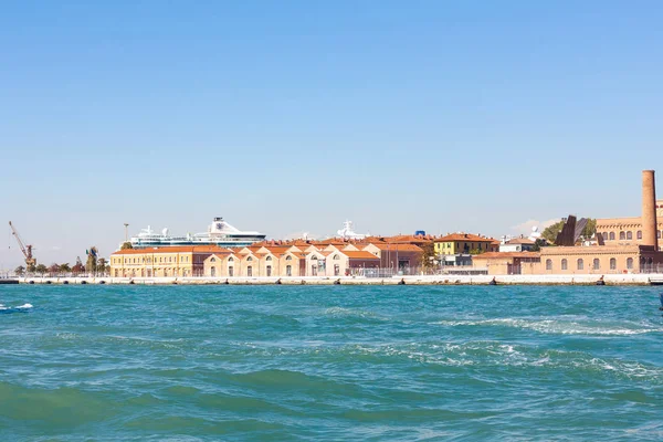 Bryggor av venetianska cruise terminal port — Stockfoto