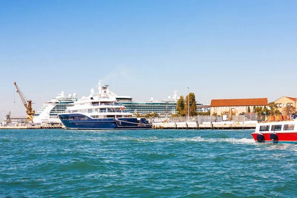 Venedik gemilerle cruise terminal bağlantı noktası — Stok fotoğraf