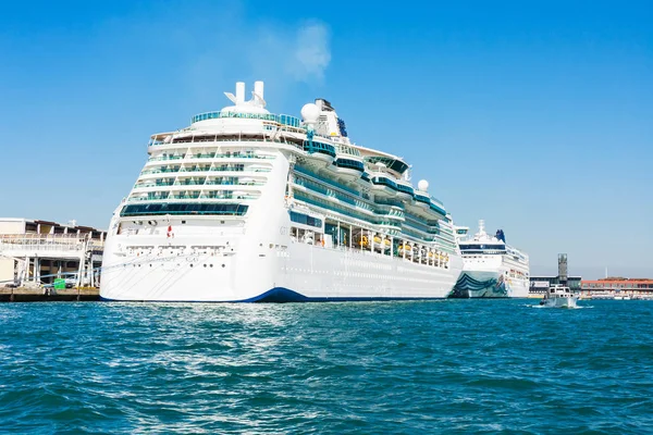 Cruiseschepen in terminal haven van Venetië — Stockfoto