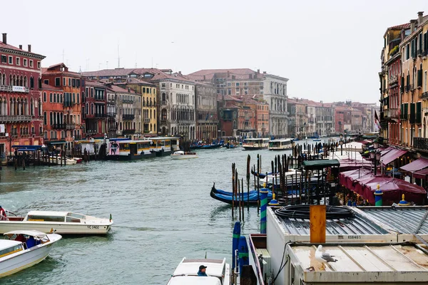 Tráfico en el Gran Canal de Venecia ciudad bajo la lluvia — Foto de Stock