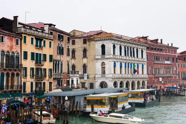 Arrêt de bus nautique sur le Grand Canal à Venise sous la pluie — Photo