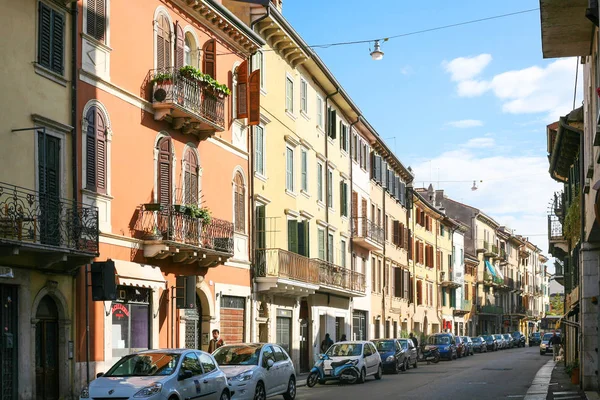 Élő negyedévben Verona város utca — Stock Fotó