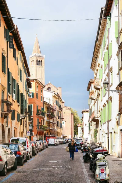 Via Sottoriva straat in de oude stad Verona — Stockfoto