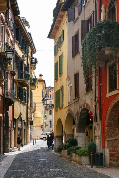 Улица в старом городе Верона, Италия — стоковое фото