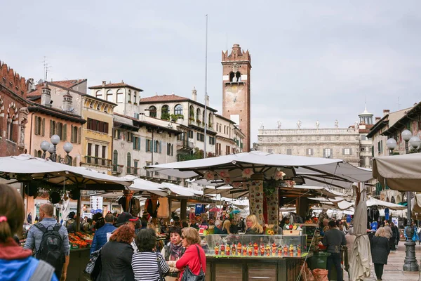 Verona stad markt op de Piazza delle Erbe — Stockfoto