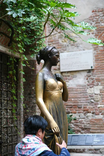 Toeristische in de buurt van Juliet standbeeld in Verona city — Stockfoto