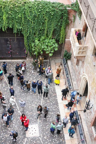 Above view of yard of Juliet's house in Verona — Stock Photo, Image